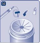 Медицинская иллюстрация, показывающая шприц с иглой и флакон, вставляемые в круглое устройство с радиальными прорезями
