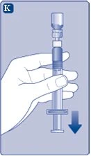 Una mano tiene verticalmente una siringa con un ago e una freccia blu rivolta verso il basso indica il movimento di aspirazione del liquido