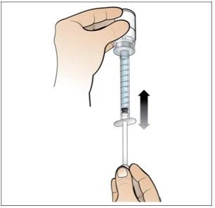 Рука тримає верхню частину шприца, тоді як інша —