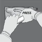Due mani premono un dispositivo medico contro la coscia con una freccia che indica il movimento verso l'alto e la scritta PRESS