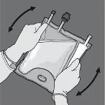 Due mani tengono e scuotono delicatamente una sacca per infusione contenente liquido, seguendo il movimento indicato dalle frecce curve