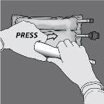 Due mani tengono un dispositivo medico con la scritta PRESS e una freccia che indica di premere la parte superiore dell'apparecchio