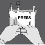 Due mani premono con forza la parte inferiore di un contenitore medico con la scritta PRESS per rilasciare il contenuto