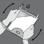 Due mani tengono un sacchetto di infusione inclinandolo avanti e indietro come indicato dalle frecce curve nere per mescolare il contenuto