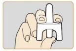 Una mano tiene saldamente un dispositivo medico bianco con una parte superiore arrotondata e una base a forma di U su sfondo grigio