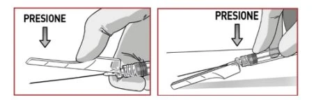 Due disegni mostrano una mano che applica pressione verso il basso sulla parte superiore di una siringa con ago per spingerla verso il basso