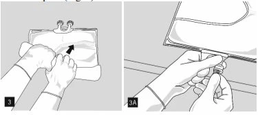 Due illustrazioni mostrano mani che maneggiano un dispositivo medico, una che preme sulla sacca e l'altra che indica un dettaglio