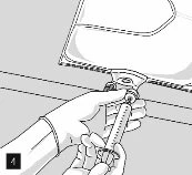 Mani guantate che tengono una siringa per aspirare il contenuto da un flacone di farmaco tramite un ago in un passaggio illustrato con il numero 4