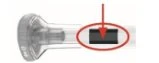 Inalatore trasparente con una freccia rossa che punta verso un indicatore nero circondato da un cerchio rosso per evidenziare la posizione