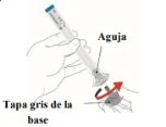 Una mano tiene una siringa per ruotare il cappuccio grigio della base verso destra con una freccia rossa che indica il movimento rotatorio