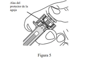 Disegno tecnico che mostra una mano che impugna un dispositivo medico con un cappuccio protettivo sull'ago e la dicitura Alas del protector de la aguja