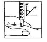 Diagramma che mostra una siringa inserita verticalmente a 90 gradi e inclinata a 45 gradi sulla pelle di una mano con indicazioni angolari