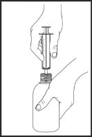 Una mano tiene una siringa con l'ago inserito nel tappo di un flacone di medicinale tenuto dall'altra mano