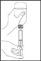 Una mano tiene un flacone di vetro mentre l'altra impugna una siringa per aspirare il liquido tramite l'ago collegato al flacone
