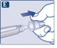 Una mano impugna la parte superiore di una siringa e la spinge verso il basso per agganciare il connettore con una freccia blu indica il movimento