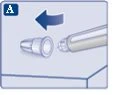 Diagramma con freccia blu che indica il movimento di inserimento di un dispositivo cilindrico in un cappuccio protettivo trasparente
