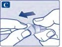 Due mani tengono e ruotano un dispositivo medico verso sinistra indicato da una freccia blu per il distacco o l'apertura del componente