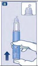 Una mano impugna una penna iniettiva blu con una freccia rivolta verso l'alto e un riquadro in alto che mostra il dettaglio del cappuccio rimosso