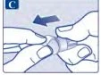 Due mani impugnano e ruotano un dispositivo medico trasparente verso sinistra seguendo la direzione di una freccia blu scura