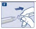 Una mano impugna un dispositivo medico e lo sposta verso destra per agganciarlo a una penna iniettore con una freccia blu direzionale