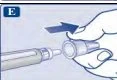 Una mano afferra la parte superiore di una penna iniettore e la spinge verso il basso per agganciare il dispositivo alla base del corpo principale