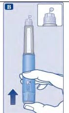 Una mano impugna una penna iniettiva blu e grigia con una freccia rivolta verso l'alto e un dettaglio della parte superiore del dispositivo
