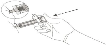Una mano impugna un dispositivo medico per l'iniezione con un ingrandimento che mostra il dettaglio della punta dell'ago in primo piano