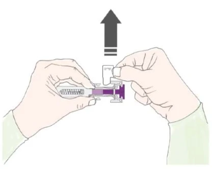 Due mani tengono un dispositivo medico con un liquido viola all'interno e una freccia grigia rivolta verso l'alto indica il movimento di estrazione