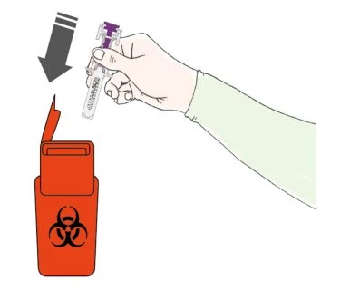 Una mano con manica chiara inserisce una siringa usata in un contenitore rosso per rifiuti biologici contrassegnato dal simbolo del rischio biologico