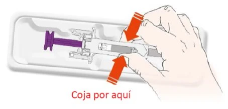 Una mano afferra una siringa precompilata all'interno di un blister bianco con frecce arancioni che indicano la direzione di apertura