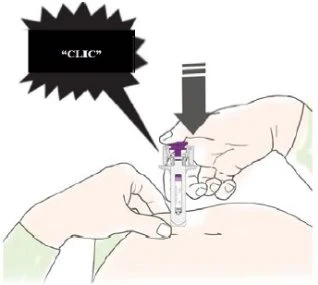 Due mani tengono un dispositivo medico per iniezione sulla pelle dell'addome con una freccia verso il basso e un fumetto con la scritta CLIC