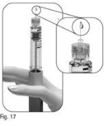 Una mano tiene una siringa pronta all'uso con un ingrandimento che mostra una goccia di liquido che fuoriesce dall'estremità superiore