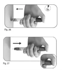 Due illustrazioni mostrano una mano che impugna una penna iniettore contro la pelle con frecce che indicano il movimento di inserimento e rimozione
