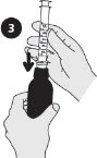 Due mani impugnano una siringa graduata e un flacone scuro, con una freccia nera che indica il movimento di inserimento della siringa nel flacone