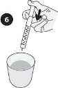 Una mano preme il pistone di una siringa graduata per aspirare un liquido contenuto in un bicchiere mentre una freccia indica il movimento verso il basso