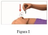 Una mano impugna una siringa per iniettare il farmaco nel braccio di una persona con un angolo di 90 gradi indicato da una freccia rossa