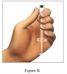 Una mano tiene verticalmente una penna iniettoreia trasparente con un dispositivo di erogazione bianco sulla parte superiore