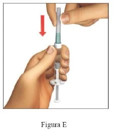 Due mani impugnano una siringa con una freccia rossa rivolta verso il basso che indica il movimento di inserimento del pistone nel corpo della siringa
