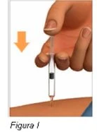 Una mano tiene una siringa in posizione verticale per iniettare il liquido nella pelle del braccio con una freccia arancione rivolta verso il basso