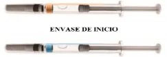 Due siringhe orizzontali con corpo trasparente, una contenente liquido marrone e l'altra liquido azzurro, con la scritta ENVASE DE INICIO tra loro