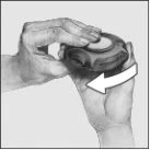 Две руки вращают цилиндрический контейнер против часовой стрелки, направление указано белой изогнутой стрелкой