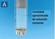 Siringa con liquido trasparente su sfondo blu con testo in spagnolo che indica la quantità approssimativa di soluzione rimanente