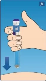 Una mano impugna verticalmente un dispositivo medico cilindrico blu e bianco per applicarlo sulla pelle del corpo con movimento verso il basso