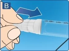Una mano ruota la parte superiore bianca di una penna iniettore verso destra seguendo la direzione indicata da una freccia blu su sfondo azzurro