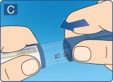 Due mani separano due parti di un dispositivo medico trasparente con una freccia blu che indica il movimento di distacco su sfondo azzurro