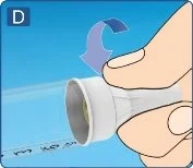 Una mano ruota la parte superiore bianca di un dispositivo medico trasparente con una freccia curva blu che indica il movimento rotatorio