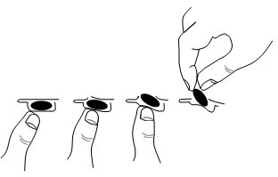 Disegno lineare che mostra quattro fasi di una mano che pizzica la pelle per applicare un piccolo cerotto ovale scuro sulla superficie cutanea