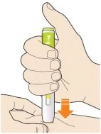 Una mano stringe un dispositivo medico cilindrico bianco e verde appoggiandolo sulla pelle con una freccia arancione che indica la pressione verso il basso