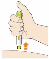 Una mano impugna una penna iniettiva verde e bianca sopra la pelle del braccio con una freccia arancione rivolta verso l'alto