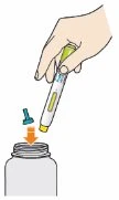 Una mano tiene una penna iniettiva bianca e gialla sopra il collo di un flacone grigio con una freccia arancione rivolta verso il basso